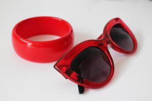 lunettes de soleil et bracelet rouges pour femmes photo