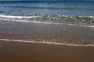 sablonneux plage sur le rivages de le méditerranéen mer dans nord Israël. photo