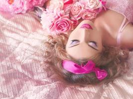 portrait de jeune femme en robe colorée avec des fleurs dessus en style poupée photo