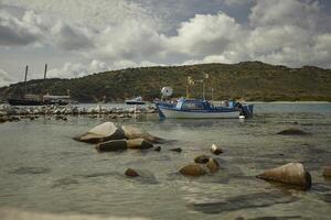 bateaux de pêche amarrés dans la baie naturelle photo