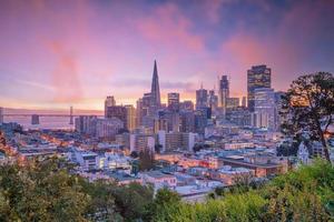 belle vue sur le centre d'affaires du centre-ville de san francisco au coucher du soleil. photo