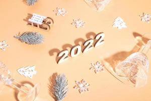 plat festif du nouvel an avec des numéros 2022 et des ombres dures avec des lunettes et un décor brillant photo