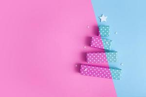 carte de voeux vierge avec arbre de noël abstrait à deux couleurs composé de coffrets cadeaux pour joyeux noël et nouvel an
