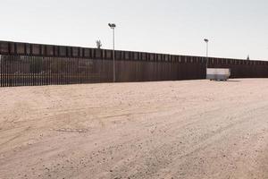 clôture le long de la frontière mexicaine à el paso, texas photo