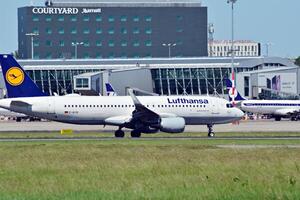 Warsaw, Pologne. 8 juin 2018. Varsovie chopin aéroport. avion à le aéroport après atterrissage. photo