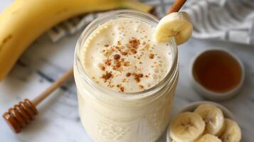 Frais banane cannelle smoothie sur table photo