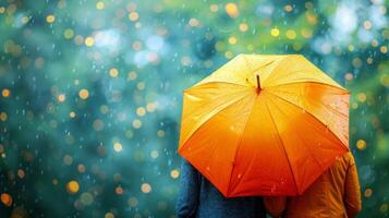 Orange parapluie blindage de vibrant pluvieux journée bokeh, concept de protection et gaieté photo