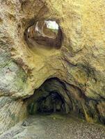 la grotte entrée à stari grad dans vieux historique ville Krapine, Croatie, hrvatsko Zagorje, la nature arrière-plan, Néandertal, paléolithique archéologique site photo