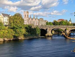 Galway ville, bâtiments et architecture, Saumon seuil pont, paysage urbain arrière-plan, irlandais Repères, Irlande photo