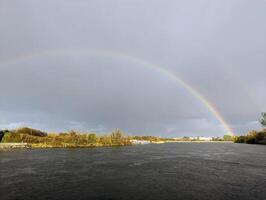 arc en ciel plus de corrib rivière avec Galway ville dans arrière-plan, Irlande, irlandais la nature photo