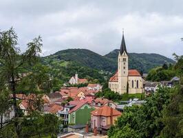 magnifique flanc de coteau paysage urbain, st Nicolas paroisse église dans Krapine, Croatie, hrvatsko Zagorje, bâtiments et architecture arrière-plan, fond d'écran photo