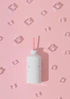 la glace cubes modèle avec blanc bouteille sur pastel rose Contexte. minimal été boisson concept. Créatif branché heure d'été fête idée. plat poser, Haut de voir. photo