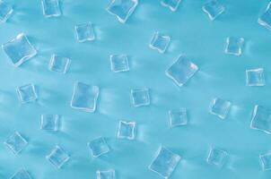 la glace cubes modèle sur lumière bleu Contexte. minimal été boisson concept. branché heure d'été modèle toile de fond. plat poser, Haut de voir. photo