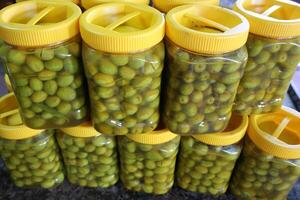 mariné et salé des légumes sont vendu à une ville bazar dans Israël. photo