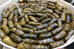 mariné et salé des légumes sont vendu à une ville bazar dans Israël. photo