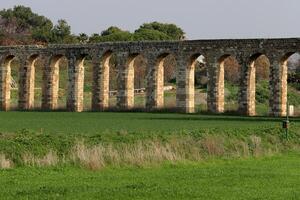 un ancien aqueduc pour approvisionnement l'eau à peuplé domaines. photo