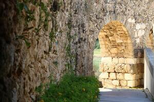 un ancien aqueduc pour approvisionnement l'eau à peuplé domaines. photo