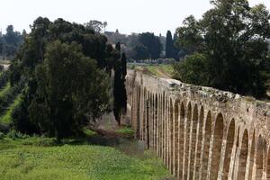 un ancien aqueduc pour approvisionnement l'eau à peuplé domaines. photo