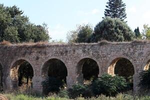 un ancien aqueduc pour approvisionnement l'eau à peuplé domaines. photo