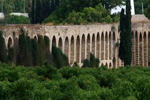 un ancien aqueduc pour approvisionnement l'eau à peuplé domaines. photo