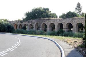 akko Israël 04 05 2024 un ancien aqueduc pour approvisionnement l'eau à peuplé zones dans Israël. photo