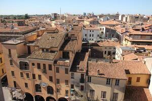 mantova Italie dix 09 2023 . rouge carrelé toits dans le ville de Mantoue. photo
