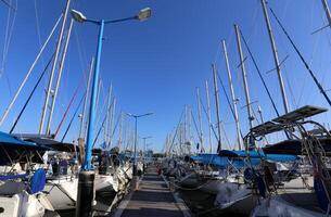 mâts dans le Port contre le bleu ciel. photo