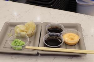 sur le table dans une Sushi restaurant est une plat de traditionnel Japonais cuisine. photo