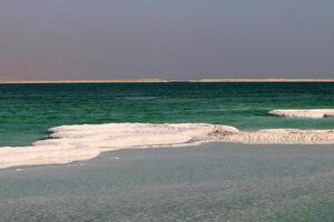 le mort mer est une fermé, endoréique corps de l'eau dans le milieu est entre Israël et Jordan. photo