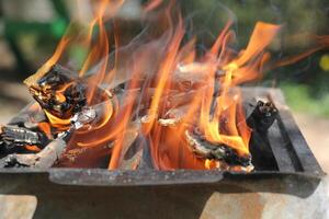 une Feu cette des brûlures tout cette brûlures. photo