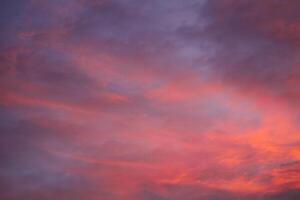 brûlant ciel à le coucher du soleil. rouge ciel abstrait Contexte. photo