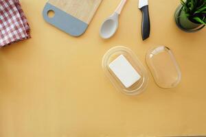 Frais beurre dans une verre pot sur table photo