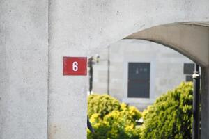 vide maison nombre assiette une brique mur. photo