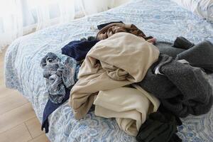 désordonné lit avec chiffons dans de bonne heure Matin , désordonné lit après veille en haut photo