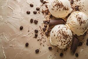 vanille la glace crème des balles avec café des haricots et Chocolat pièces. copie espace photo