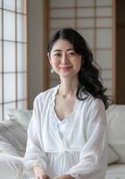 Japonais femme dans blanc robe dans confortable appartement, ai photo