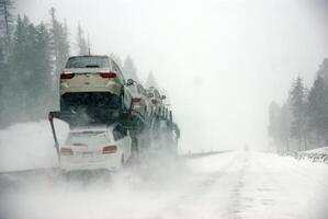 grand camions bats toi une hiver orage photo