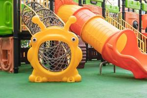 une cour d'immeubles de grande hauteur avec une nouvelle aire de jeux moderne et colorée un jour d'été pluvieux sans personne. aire de jeux extérieure vide. un endroit pour les jeux d'enfants et les sports. photo