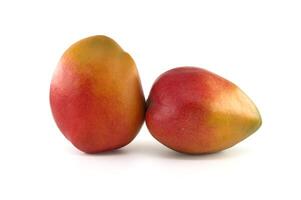 deux mûr vibrant couleurs mangue des fruits isolé sur blanc photo