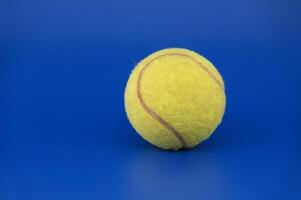 tennis Balle plus de bleu Contexte photo