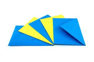 bleu et Jaune papier enveloppes arrangé manifeste blanc photo