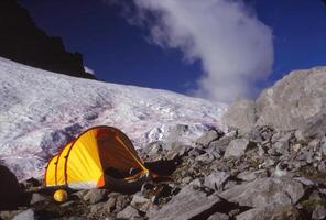 Montagne camp avec Jaune tente photo