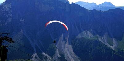 parapentes lancé de une haute alpin Prairie photo