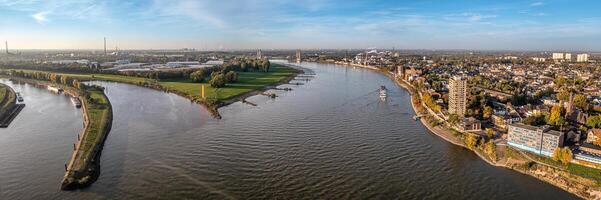 duisbourg ruhr zone. Rhin rivière. drone aérien dans l'automne photo