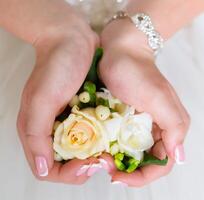 de la mariée mains avec une bouquet pour le jeune marié. endroit pour texte photo