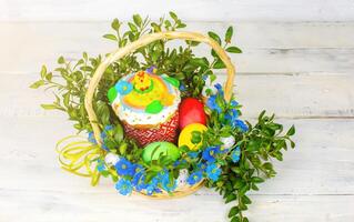 Pâques gâteau et peint œufs, blanc fleurs, de fête composition dans rustique style, ukrainien orthodoxe tradition, ancien en bois arrière-plan, sélectif concentrer photo