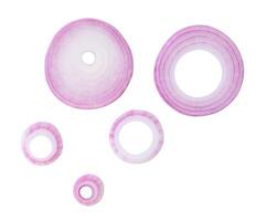 Haut vue ensemble de rouge ou violet oignon tranches ou oignon anneaux épars isolé sur blanc Contexte avec coupure chemin photo