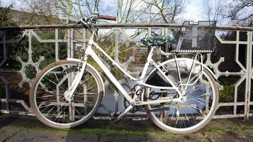 Düsseldorf, Allemagne - 20 février 2020. un vélo de ville à Düsseldorf est garé sans personne dans une rue européenne. vélo mode de transport écologique en europe. vélo au bord de l'eau. photo