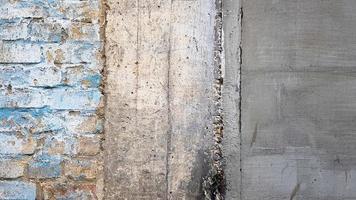 texture de mur de briques anciennes vides. surface peinte du mur à problème. mur de briques large grunge. fond de mur de pierre rouge grunge. façade de bâtiment minable avec du stuc endommagé. espace de copie. photo