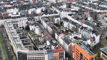 dusseldorf, allemagne - 20 février 2020. vue panoramique sur la ville, la digue du rhin. vue aérienne d'une ville européenne. vue aérienne d'un drone. panorama. photo
